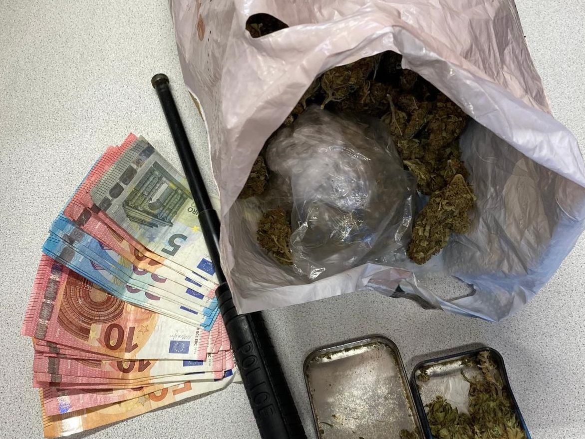 Der 45-Jährige soll rund 3.300 Gramm Cannabiskraut zu einem Gesamtbetrag von 18.712 Euro veräußert haben. Der 45-Jährige soll rund 3.300 Gramm Cannabiskraut zu einem Gesamtbetrag von 18.712 Euro veräußert haben.