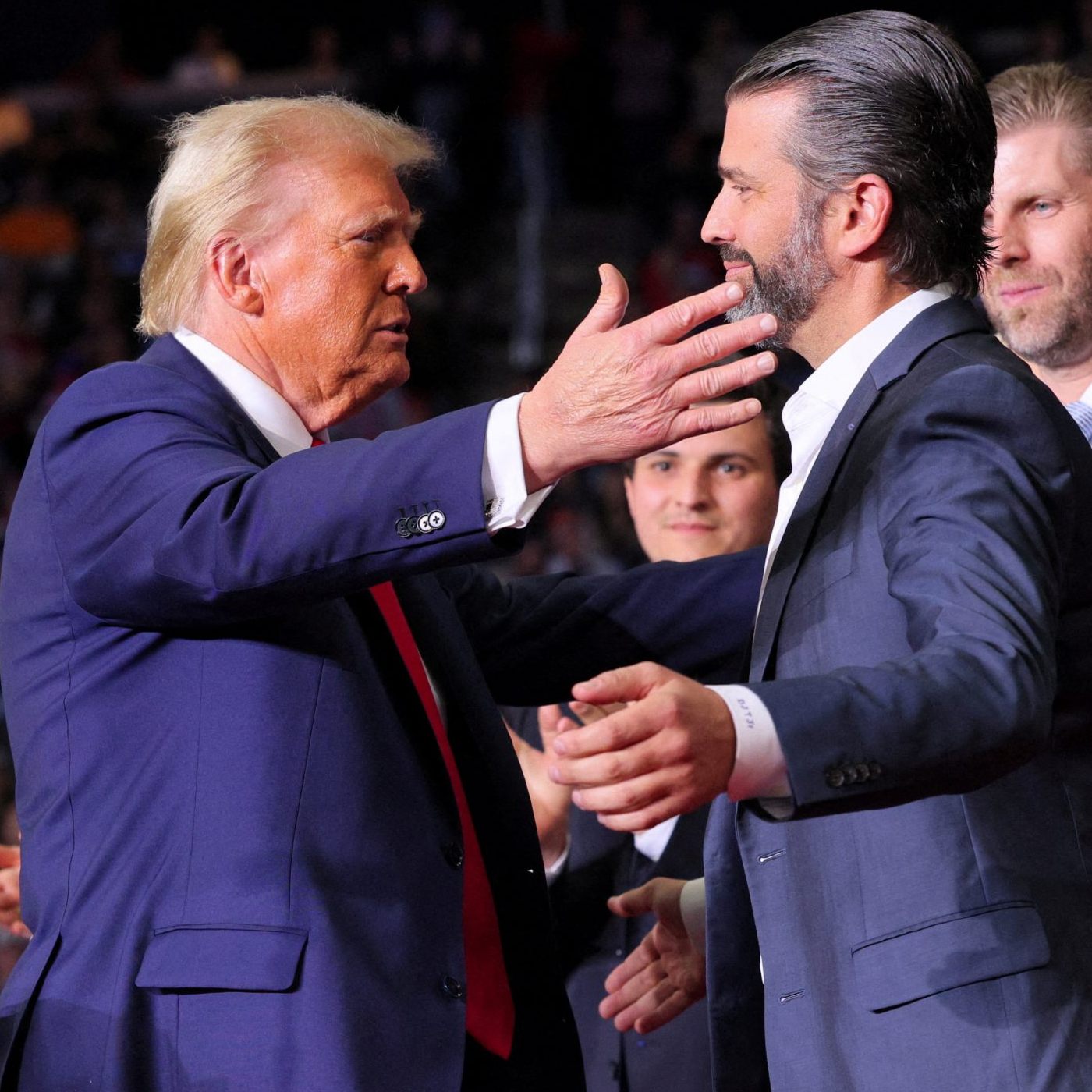 Donald Trump und sein Sohn Don jr. (r.) Anfang November auf einer Wahlkampfveranstaltung.