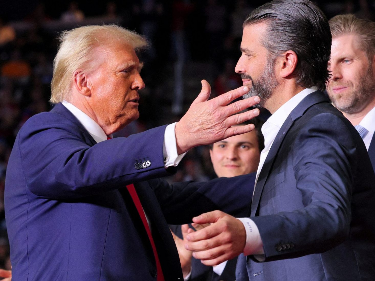 Donald Trump und sein Sohn Don jr. (r.) Anfang November auf einer Wahlkampfveranstaltung.