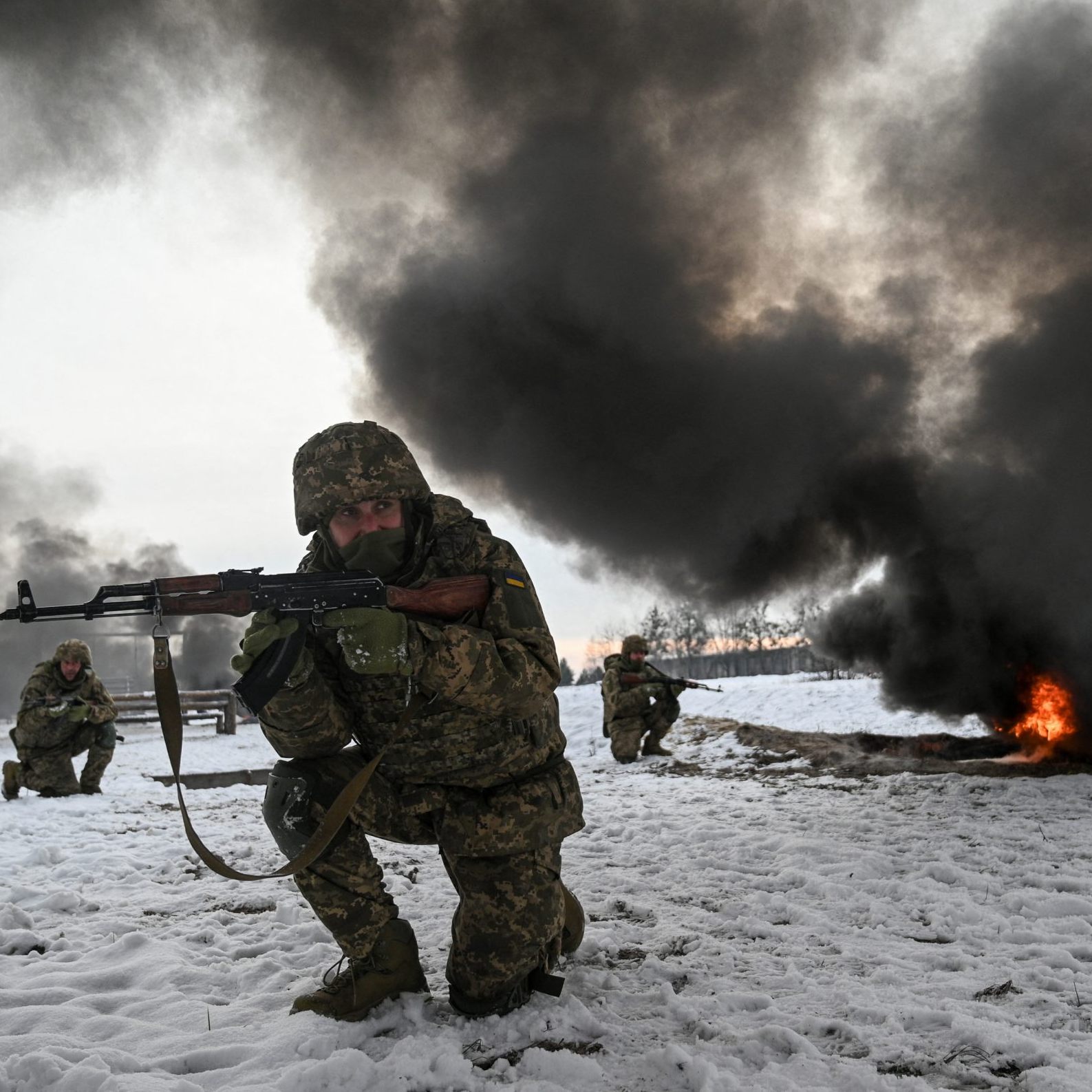 Ukrainische Soldaten bei Gefechtsübungen im ukrainischen Winter