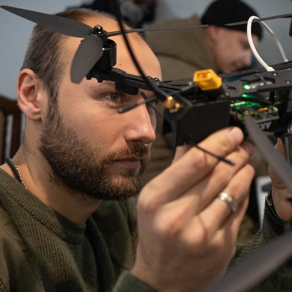 Soldaten steuern Kriegsgerät aus der Ferne - Beide Parteien fahren Drohnen-Produktion hoch.