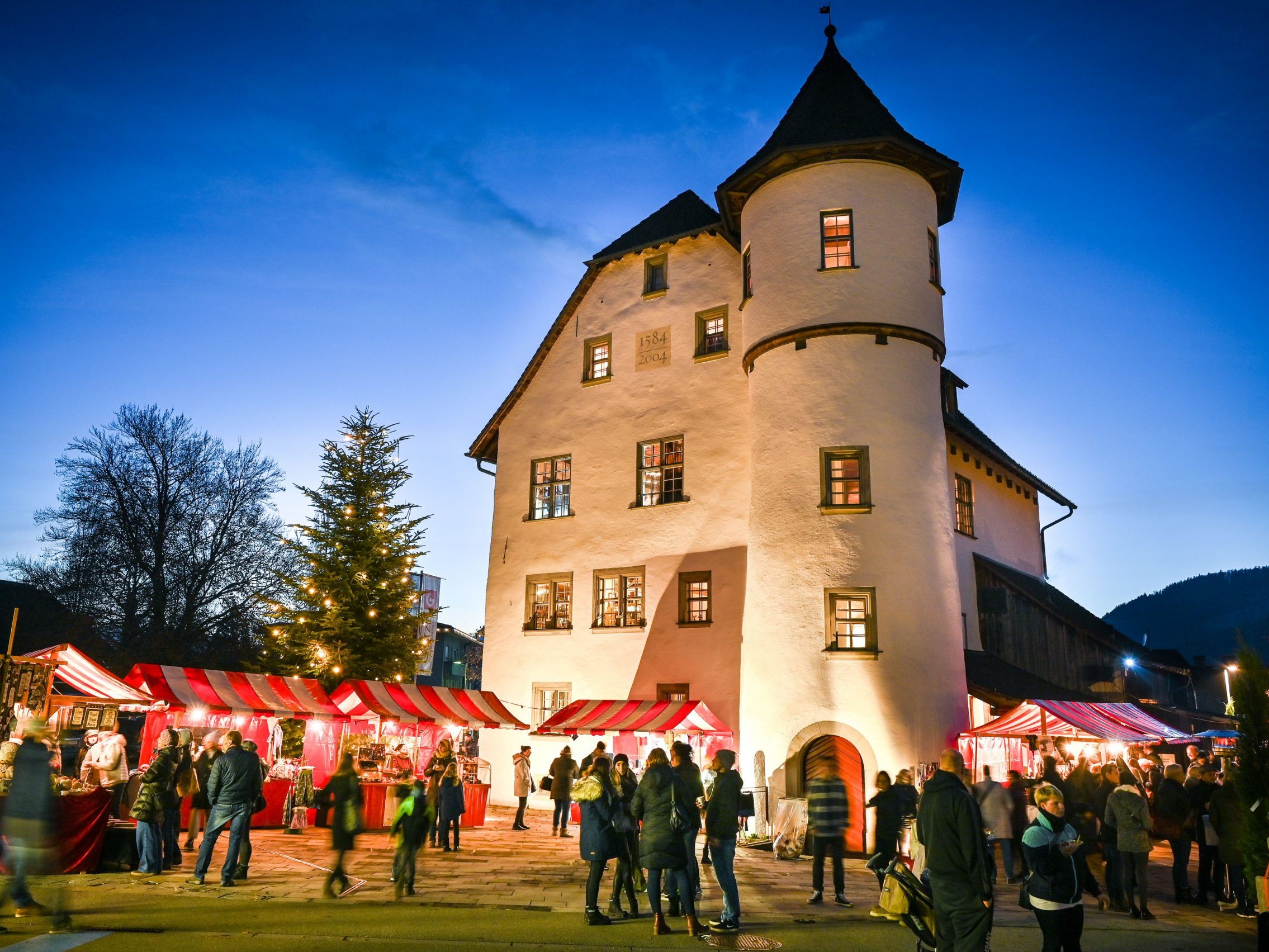 Der stimmungsvolle Weihnachtsmarkt am Schlössle. Der stimmungsvolle Weihnachtsmarkt am Schlössle.