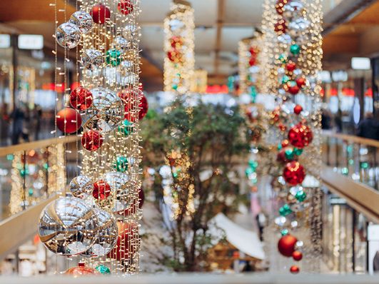 „Die weihnachtlich geschmückte ZIMBAPARK-Mall lädt zum Weihnachts-Shopping ein.“ „Die weihnachtlich geschmückte ZIMBAPARK-Mall lädt zum Weihnachts-Shopping ein.“