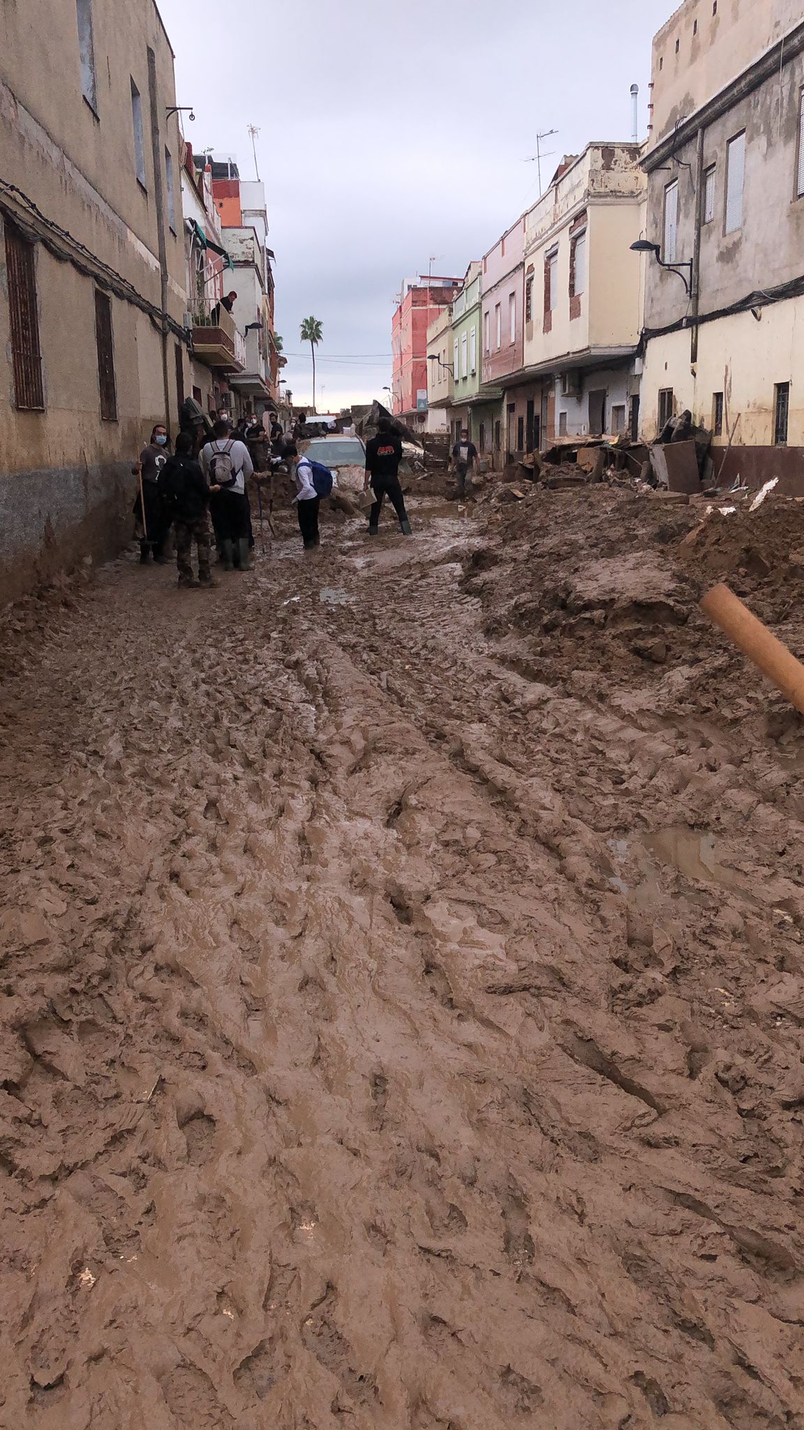 Die Helfer sind damit beschäftigt, die Straßen von Schlamm zu befreien. Die Helfer sind damit beschäftigt, die Straßen von Schlamm zu befreien.
