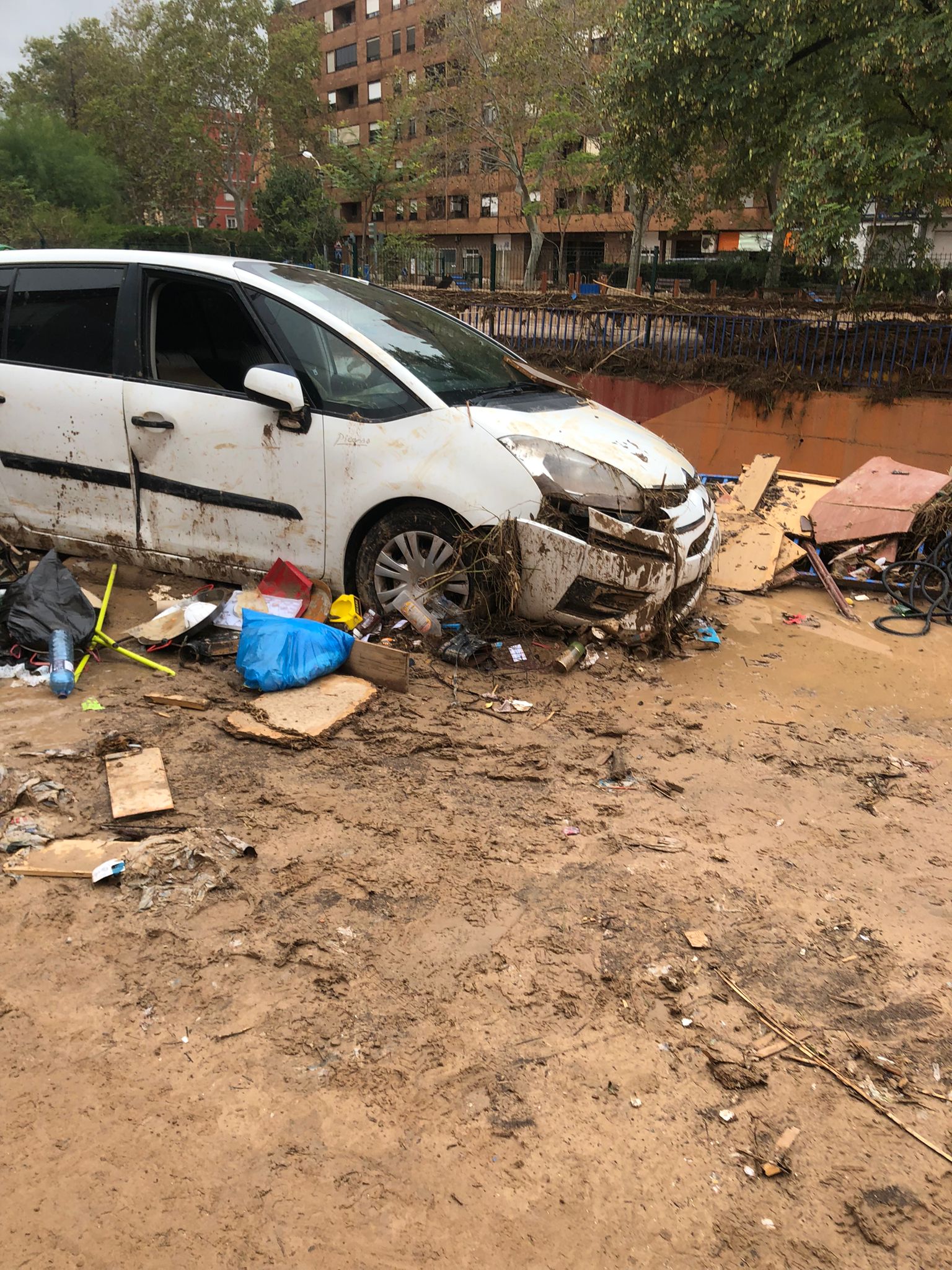 Die Spanier haben viel verloren. Autos, Möbel und Gegenstände wurden zerstört. Die Spanier haben viel verloren. Autos, Möbel und Gegenstände wurden zerstört.