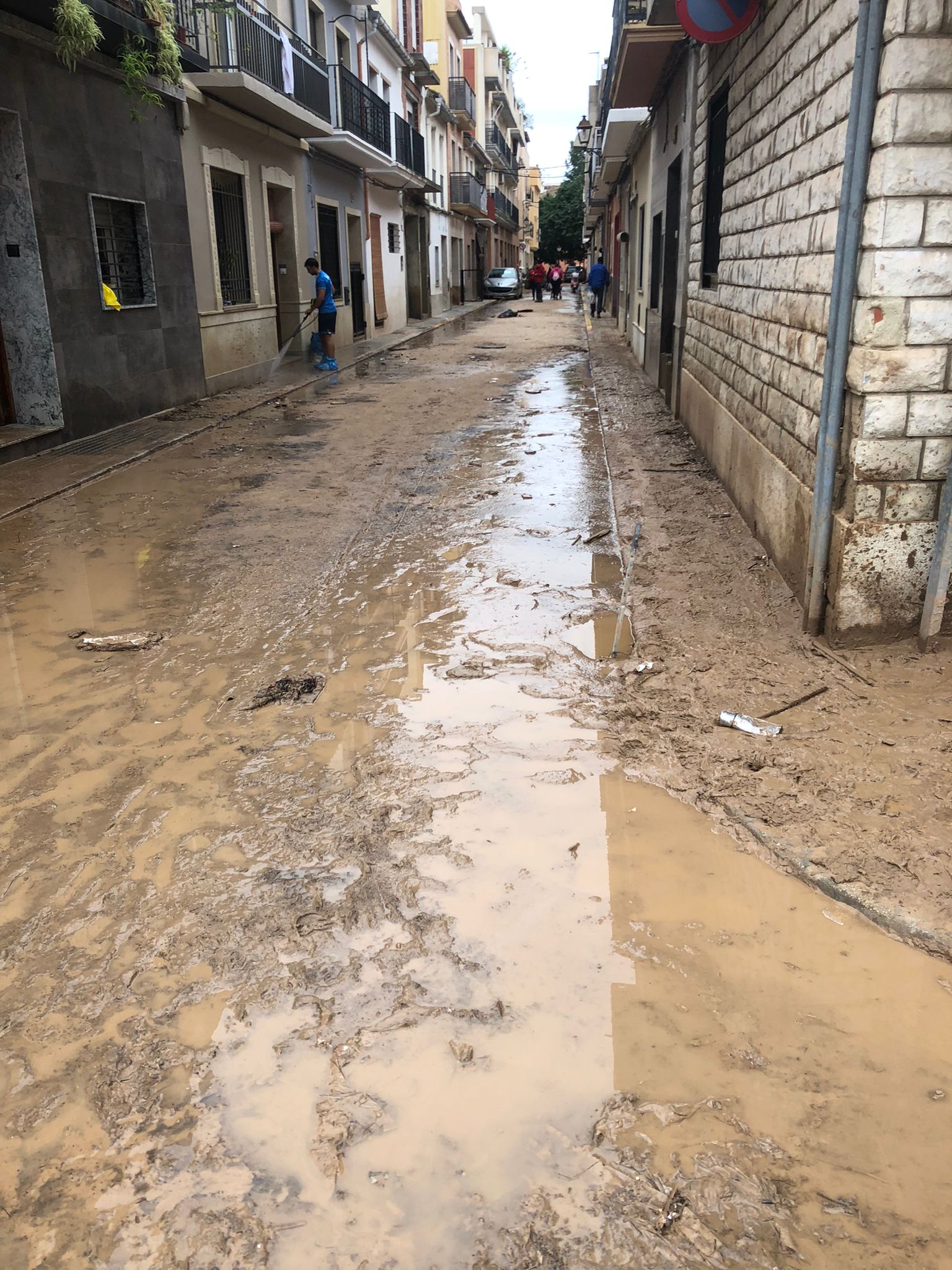 Viele Helfer arbeiten unermüdlich daran, die Straßen von Schlamm zu befreien. Viele Helfer arbeiten unermüdlich daran, die Straßen von Schlamm zu befreien.