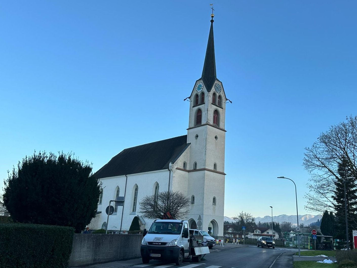 Bei der Kirche in Gaißau eine bröckelnde Fassade zu Absperrungen.