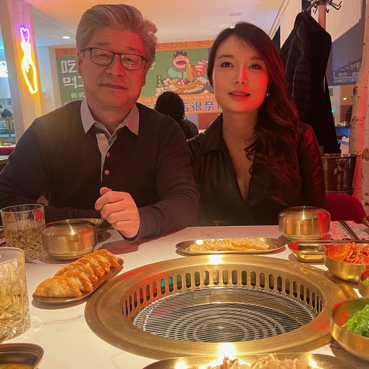 Peirong und Akika Chen zeigen in Feldkirch wie BBQ auf koreanisch funktioniert.