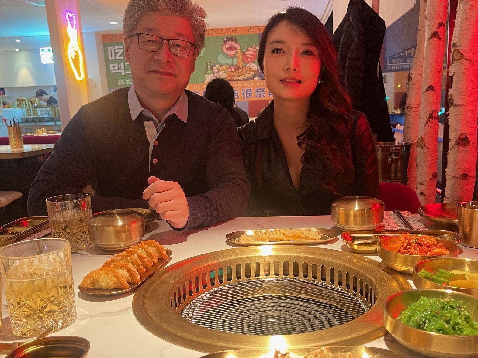 Peirong und Akika Chen zeigen in Feldkirch wie BBQ auf koreanisch funktioniert.