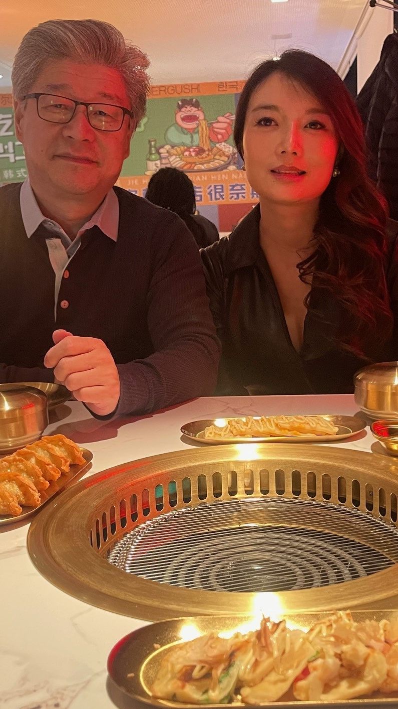 Peirong und Akika Chen zeigen in Feldkirch wie BBQ auf koreanisch funktioniert.