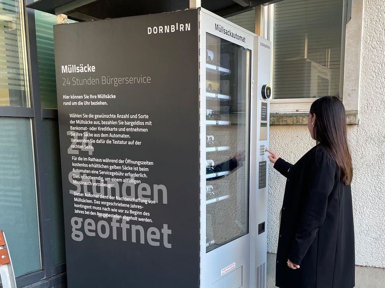 Der Automat befindet sich in der Bergmannstraße vor dem Rathaus. Der Automat befindet sich in der Bergmannstraße vor dem Rathaus.