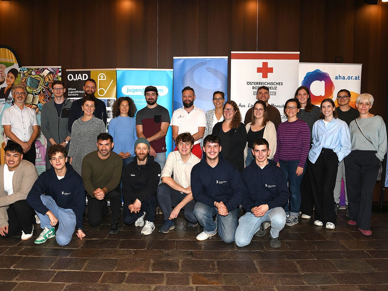 Das Organisationsteam: vorne v.l.n.r.: Julian Bendol, Robin Studer, Ingo Schrank, Cihan An, Florian Lenz, Emil Schmalfuß, Felix Florian, hinten v.l.n.r.: Elmar Luger, David Starchl, Hannes Judth, Kerstin Lubetz, Monika Muther, Christian Haidinger, Peter Mäser, Silvia Uzundal, Nicole Böhler, Sarah Svoboda, Elias Berchtold, Kristin Ganahl, Andrea Gollob, Valentina Marchetti, Casey Galehr, Judith Thurnher Das Organisationsteam: vorne v.l.n.r.: Julian Bendol, Robin Studer, Ingo Schrank, Cihan An, Florian Lenz, Emil Schmalfuß, Felix Florian, hinten v.l.n.r.: Elmar Luger, David Starchl, Hannes Judth, Kerstin Lubetz, Monika Muther, Christian Haidinger, Peter Mäser, Silvia Uzundal, Nicole Böhler, Sarah Svoboda, Elias Berchtold, Kristin Ganahl, Andrea Gollob, Valentina Marchetti, Casey Galehr, Judith Thurnher