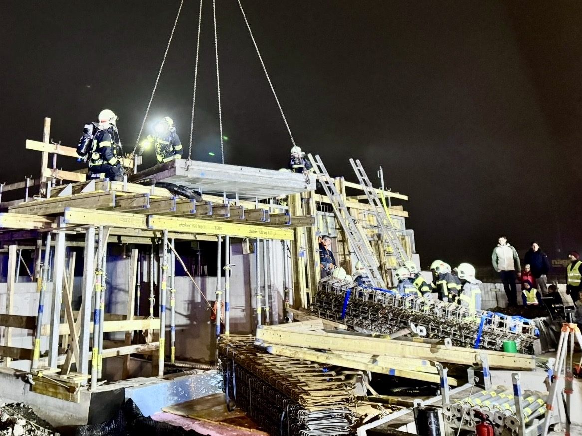 Bei der Herbstübung der Röthner Feuerwehr wurde ein Unfall auf der Baustelle des Röthner Sportplatzes simuliert.
