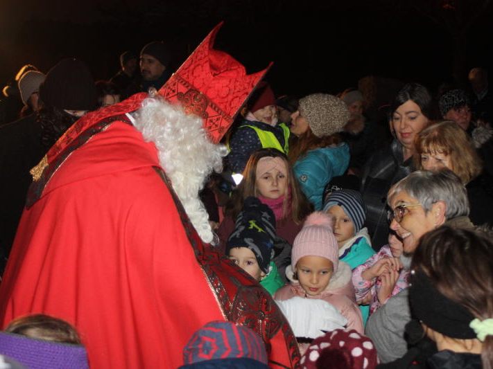 Der Nikolaus kommt bei der Schufla-Adventfeier natürlich auf Besuch.