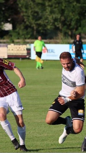 Necip Bekleyen (Mitte) will mit Altenstadt in Schlins gewinnen.