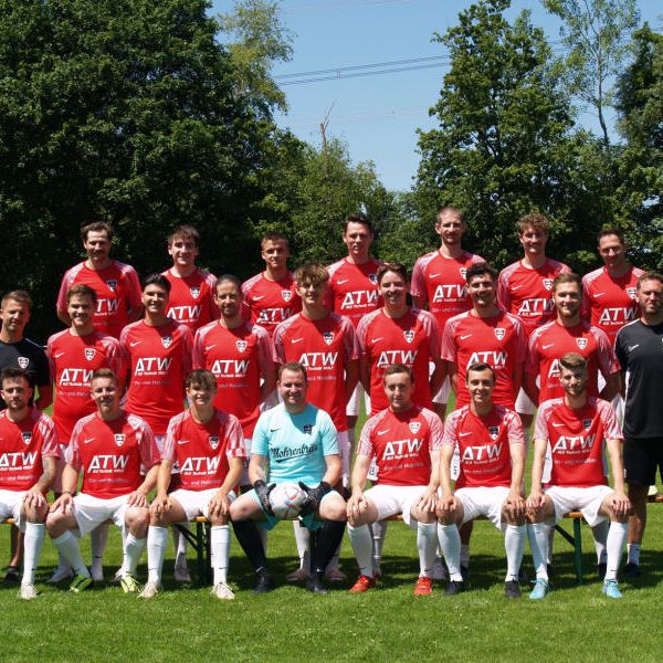 fc schwarzach ohne niederlage auf platz eins.