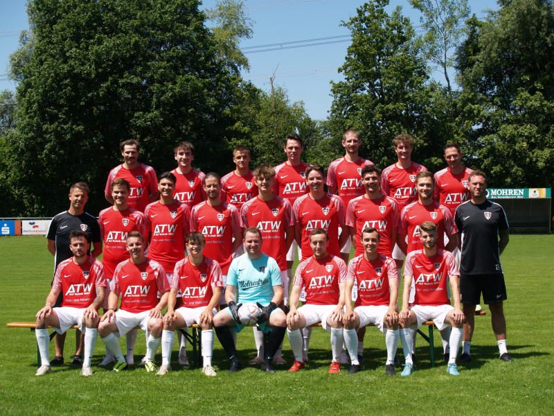 fc schwarzach ohne niederlage auf platz eins.
