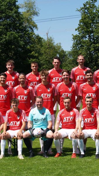 fc schwarzach ohne niederlage auf platz eins.