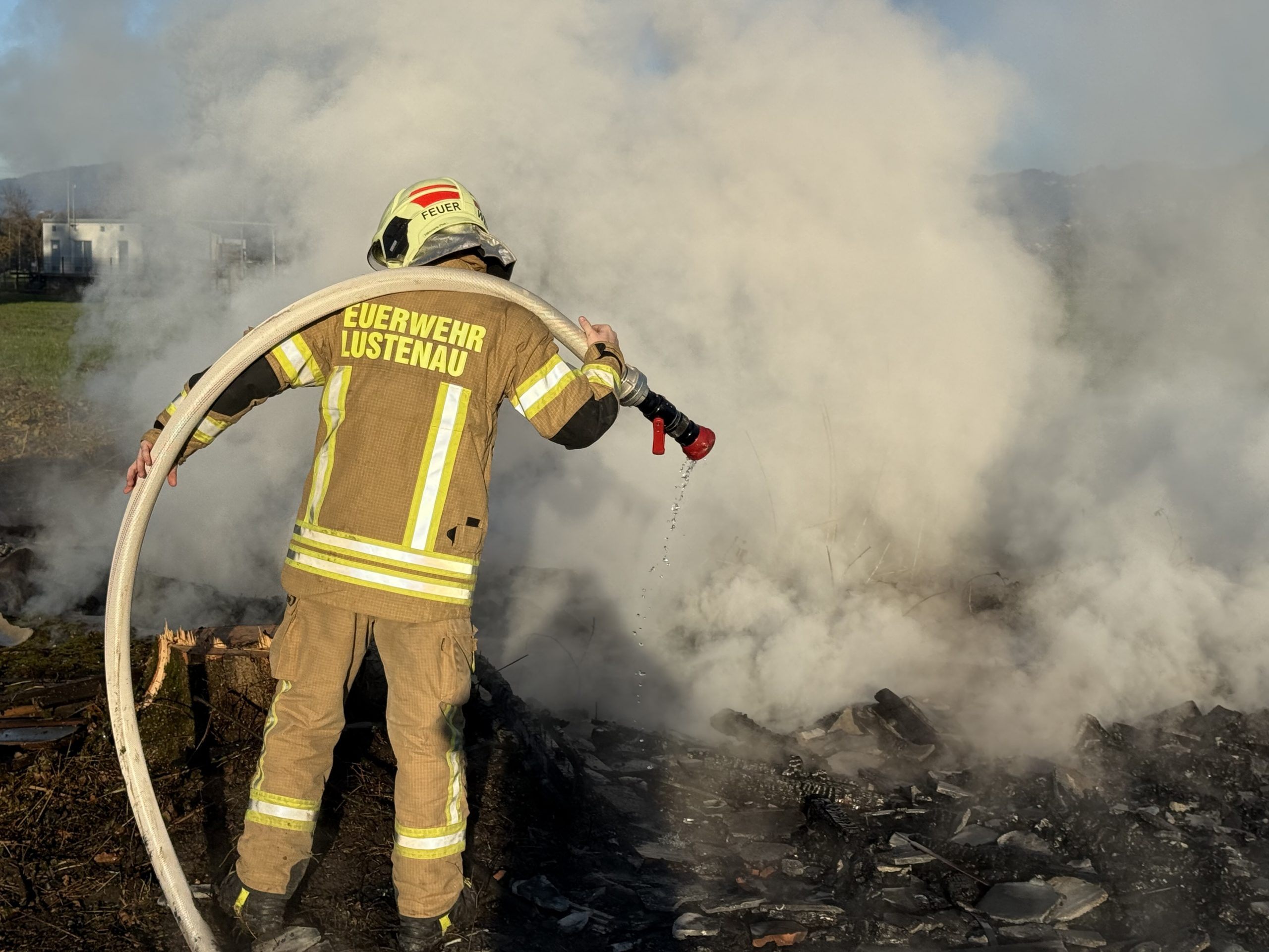 Eine Riedhütte in Lustenau wurde ein Raub der Flammen. Eine Riedhütte in Lustenau wurde ein Raub der Flammen.