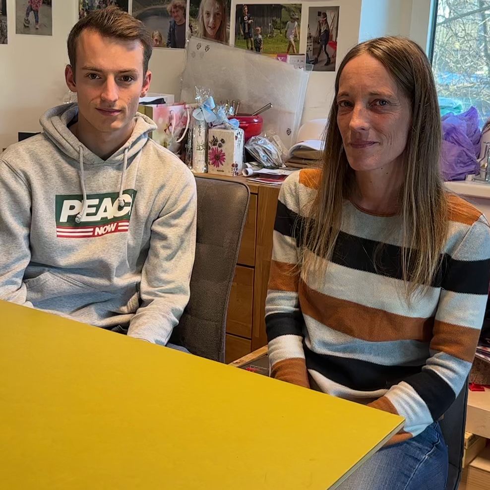 Martina Elbs organisiert die Weihnachtstombola, ihr Sohn Kevin erkrankte als Teenager an Krebs.