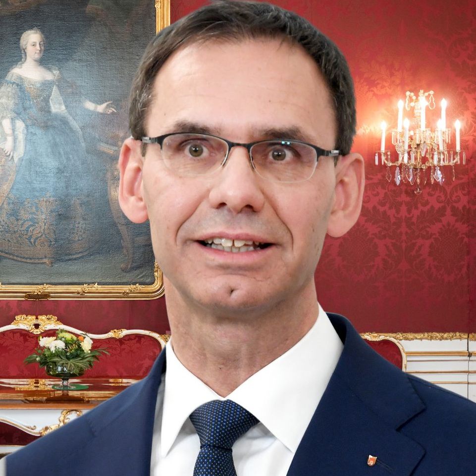 Wallner wird von Nehammer in der Hofburg angelobt.