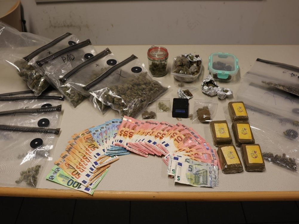 In einer Wohnung wurden Drogen und Bargeld sichergestellt. In einer Wohnung wurden Drogen und Bargeld sichergestellt.