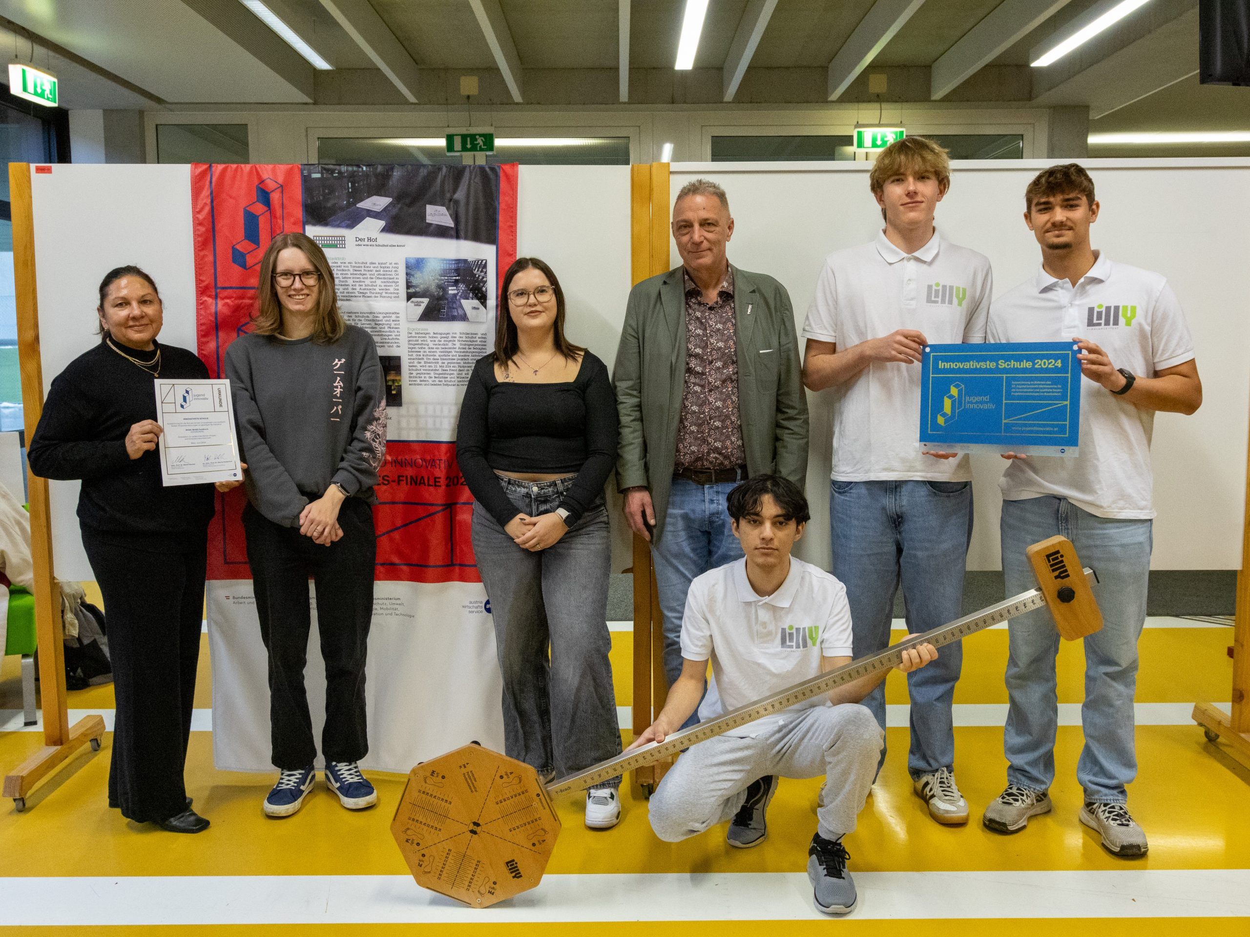 Prof. Monika Madl, Direktor Michael Weber und die Teams "Der Hof" und "LillY". Prof. Monika Madl, Direktor Michael Weber und die Teams "Der Hof" und "LillY".