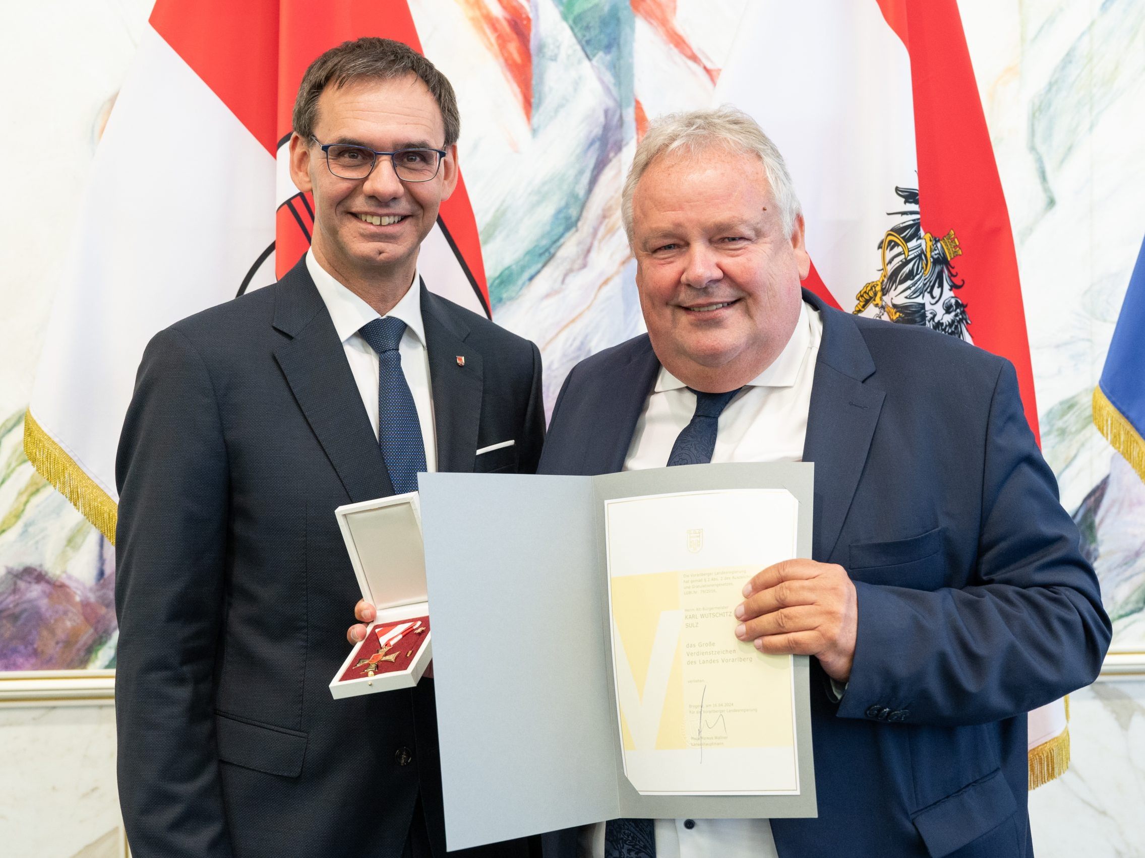 LH Markus Wallner überreicht Sulz Altbürgermeister Karl Wutschitz das große Verdienstzeichen vom Land Vorarlberg.