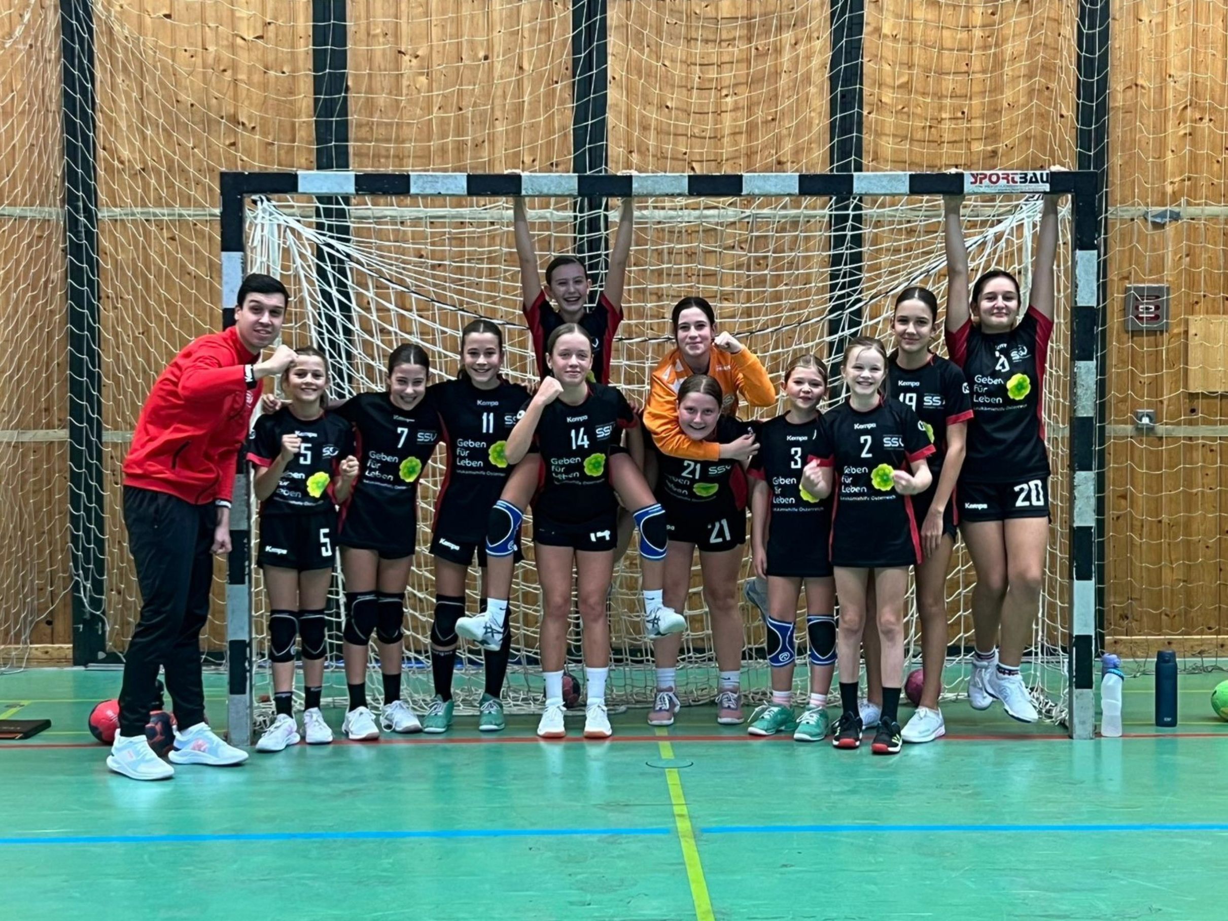 Dank einer guten Leistung sicherten sich die U12-2 Schoren-Girls in der heimischen Messehalle gegen Bregenz Handball einen Punktgewinn. Dank einer guten Leistung sicherten sich die U12-2 Schoren-Girls in der heimischen Messehalle gegen Bregenz Handball einen Punktgewinn.