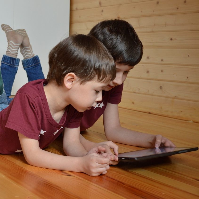 58 Prozent der Fünf- bis Achtjährigen haben schon ein Handy oder Tablet.