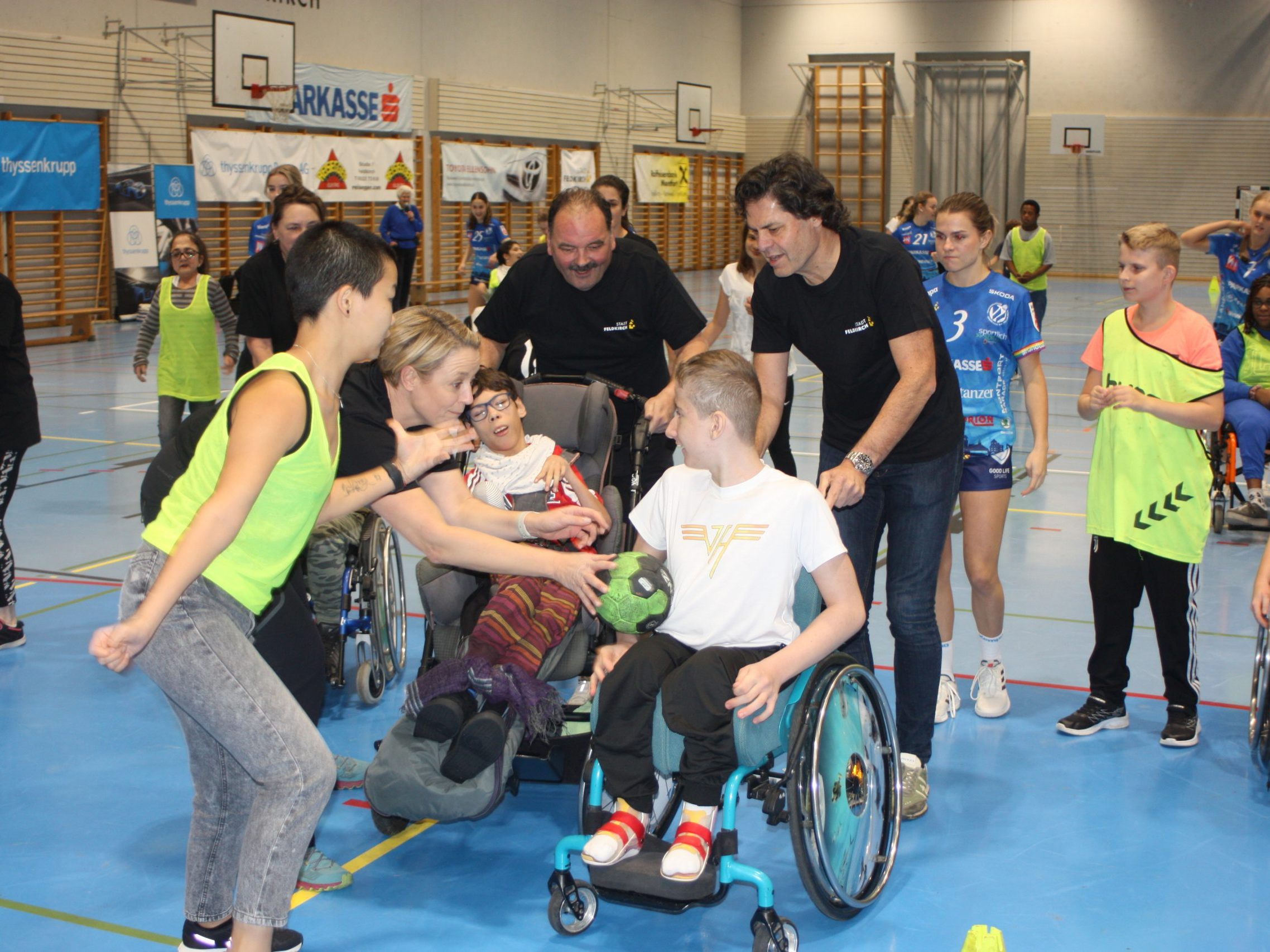 Feldkirch Bürgermeister Manfred Rädler und Vizebürgermeisterin Andrea Kerbleder sowie Tosters Ortsvorsteher Manfred Himmer spielten mit den Kindern vom Schulheim Mäder eine halbe Stunde lang Handball in der Reichenfeldhalle. Feldkirch Bürgermeister Manfred Rädler und Vizebürgermeisterin Andrea Kerbleder sowie Tosters Ortsvorsteher Manfred Himmer spielten mit den Kindern vom Schulheim Mäder eine halbe Stunde lang Handball in der Reichenfeldhalle.