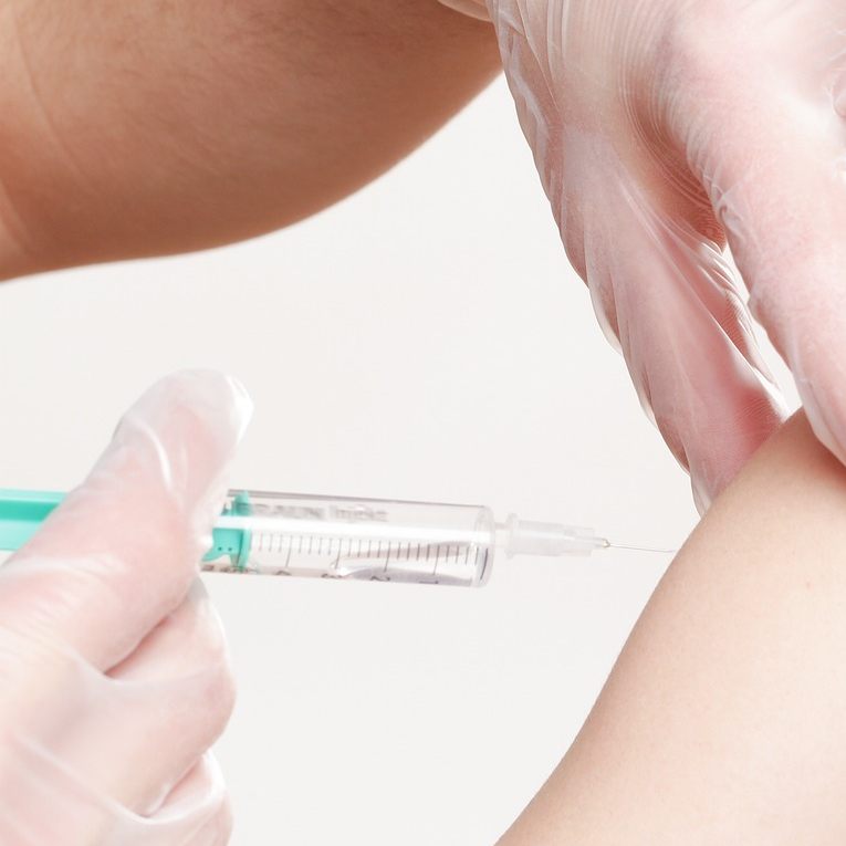 Neugeborene können gegen das Respiratorische Synzytial-Virus (RSV) geimpft werden.