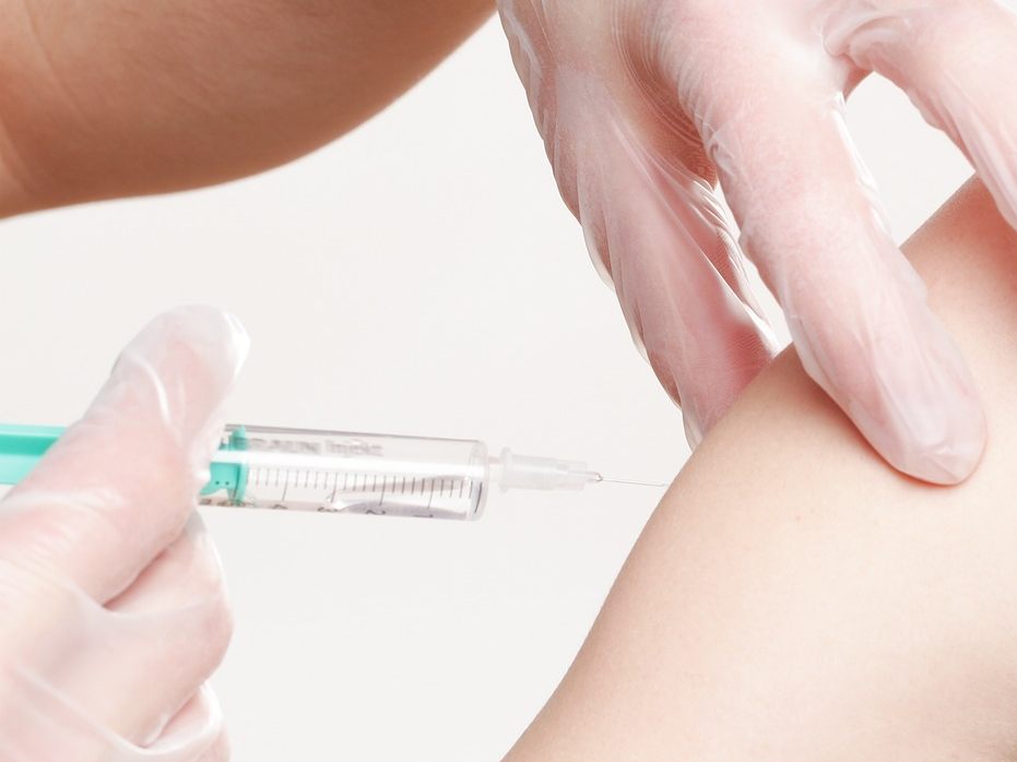 Neugeborene können gegen das Respiratorische Synzytial-Virus (RSV) geimpft werden.