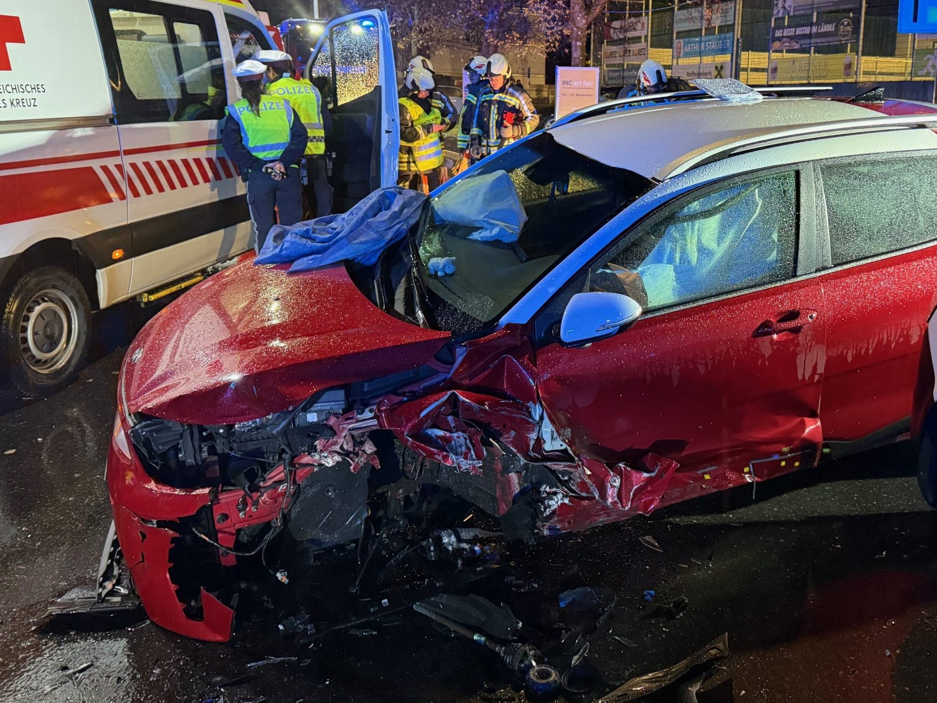 Die beteiligten Fahrzeuge wurden schwer beschädigt Die beteiligten Fahrzeuge wurden schwer beschädigt