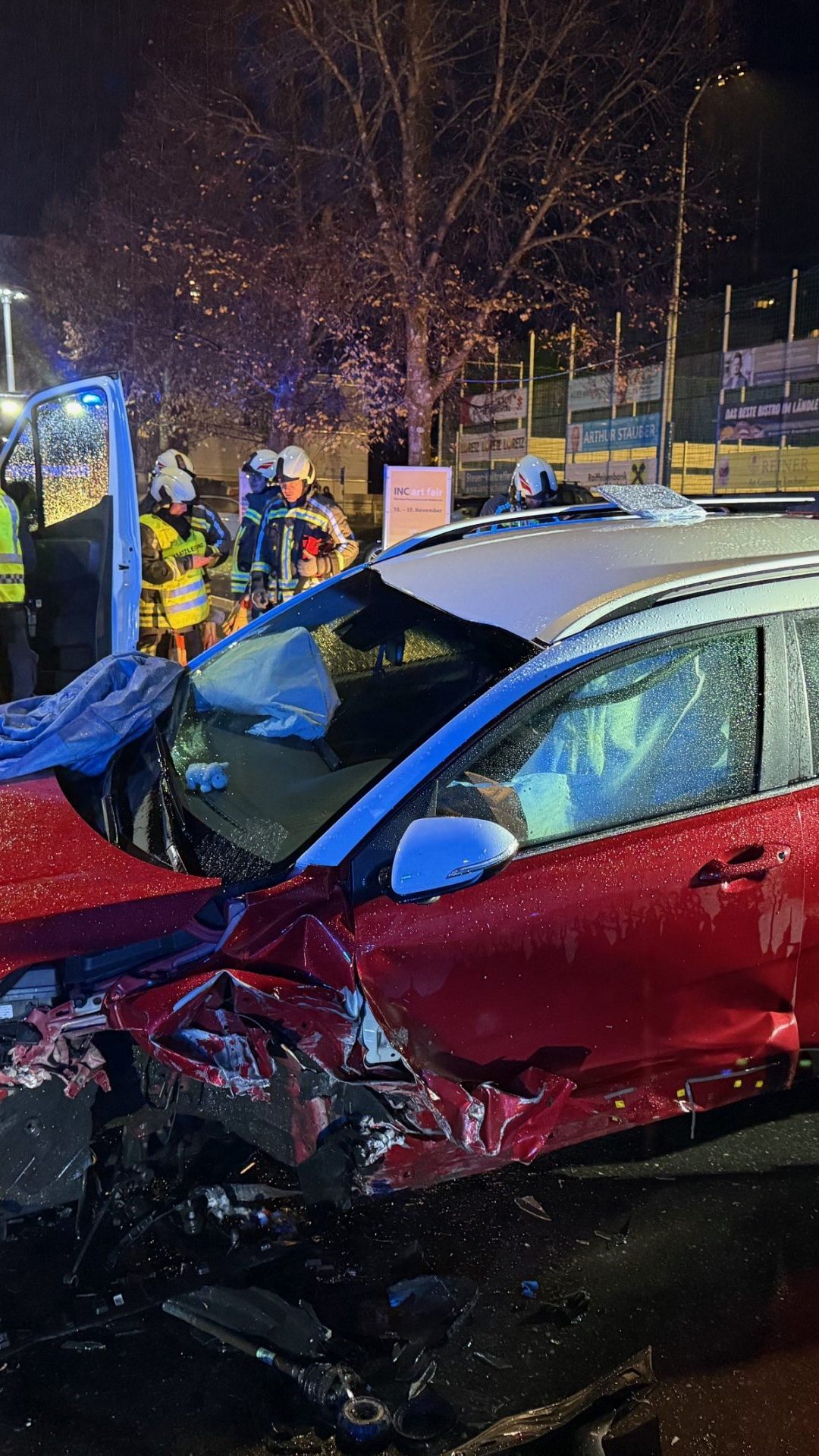 Die beteiligten Fahrzeuge wurden schwer beschädigt