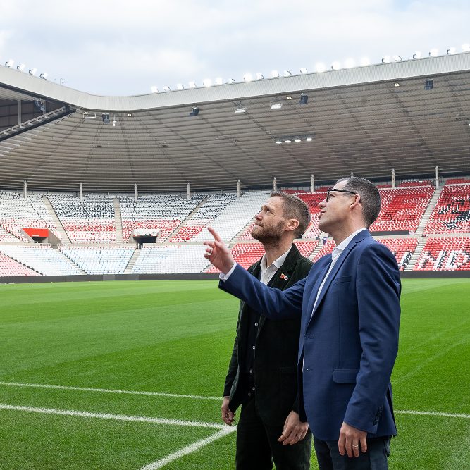David Bruce (links), Chief Business Officer von Sunderland AFC, mit Paul Kilburn (rechts), Zumtobel Group Managing Director UK & Irland