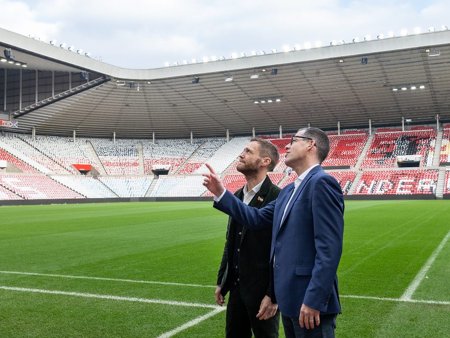 David Bruce (links), Chief Business Officer von Sunderland AFC, mit Paul Kilburn (rechts), Zumtobel Group Managing Director UK & Irland