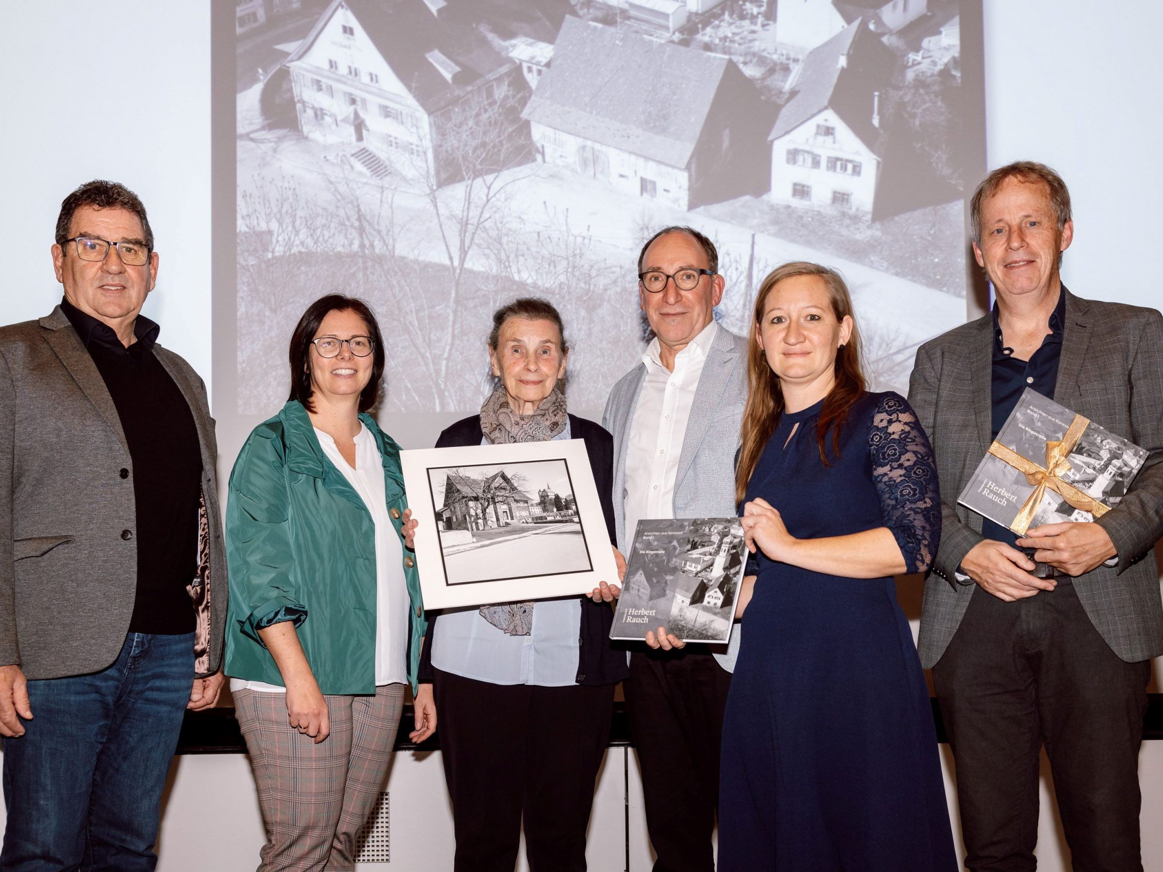 V.l.n.r.: Gemeinderat Helmut Jenny, Bgm. Katharina Wöß-Krall, Maria Rauch mit Sohn Herbert Rauch, Stefanie Kollmann-Obwegeser und Norbert Schnetzer vom Gemeindearchiv.