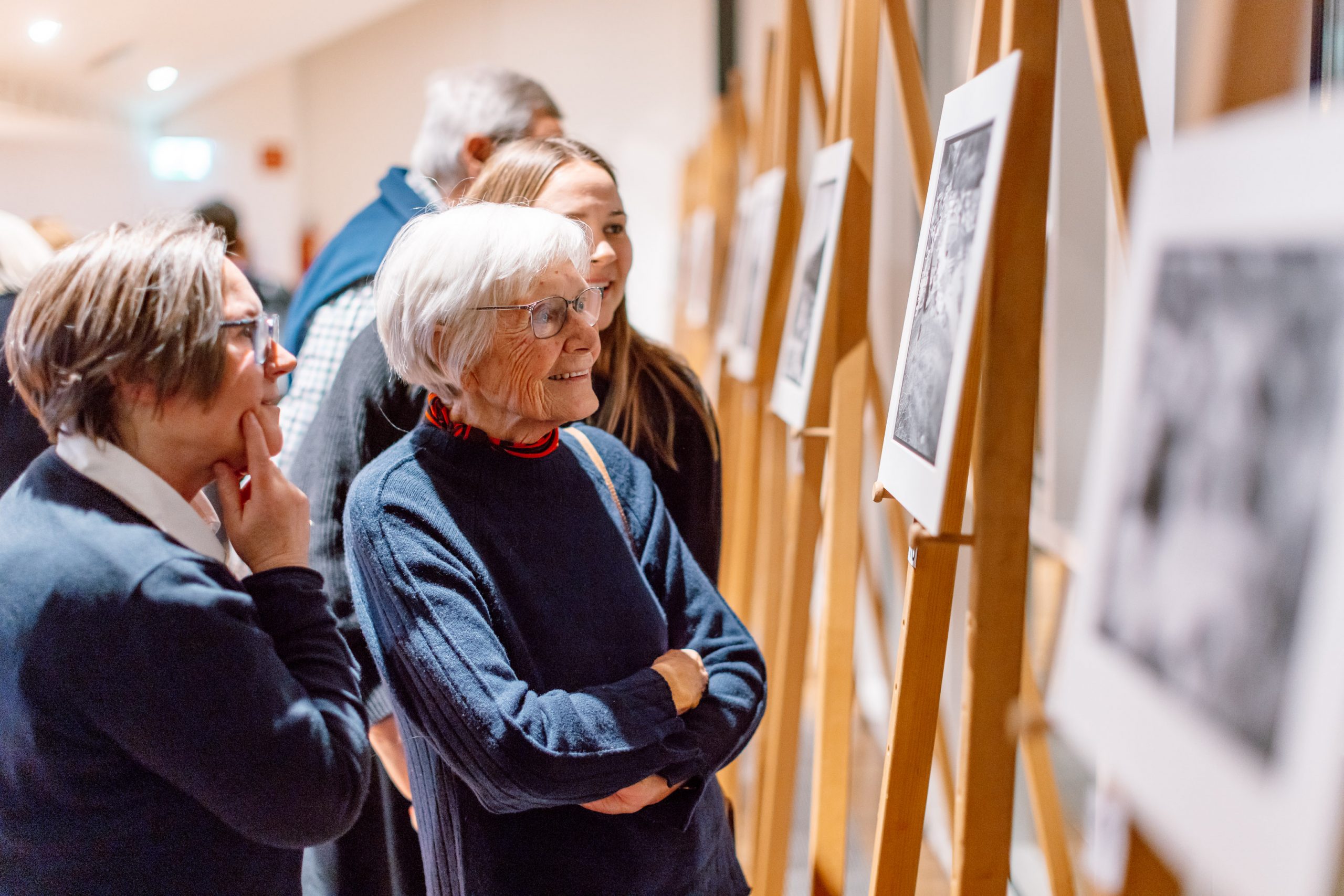 Die Fotoausstellung wurde mit großem Interesse begutachtet.