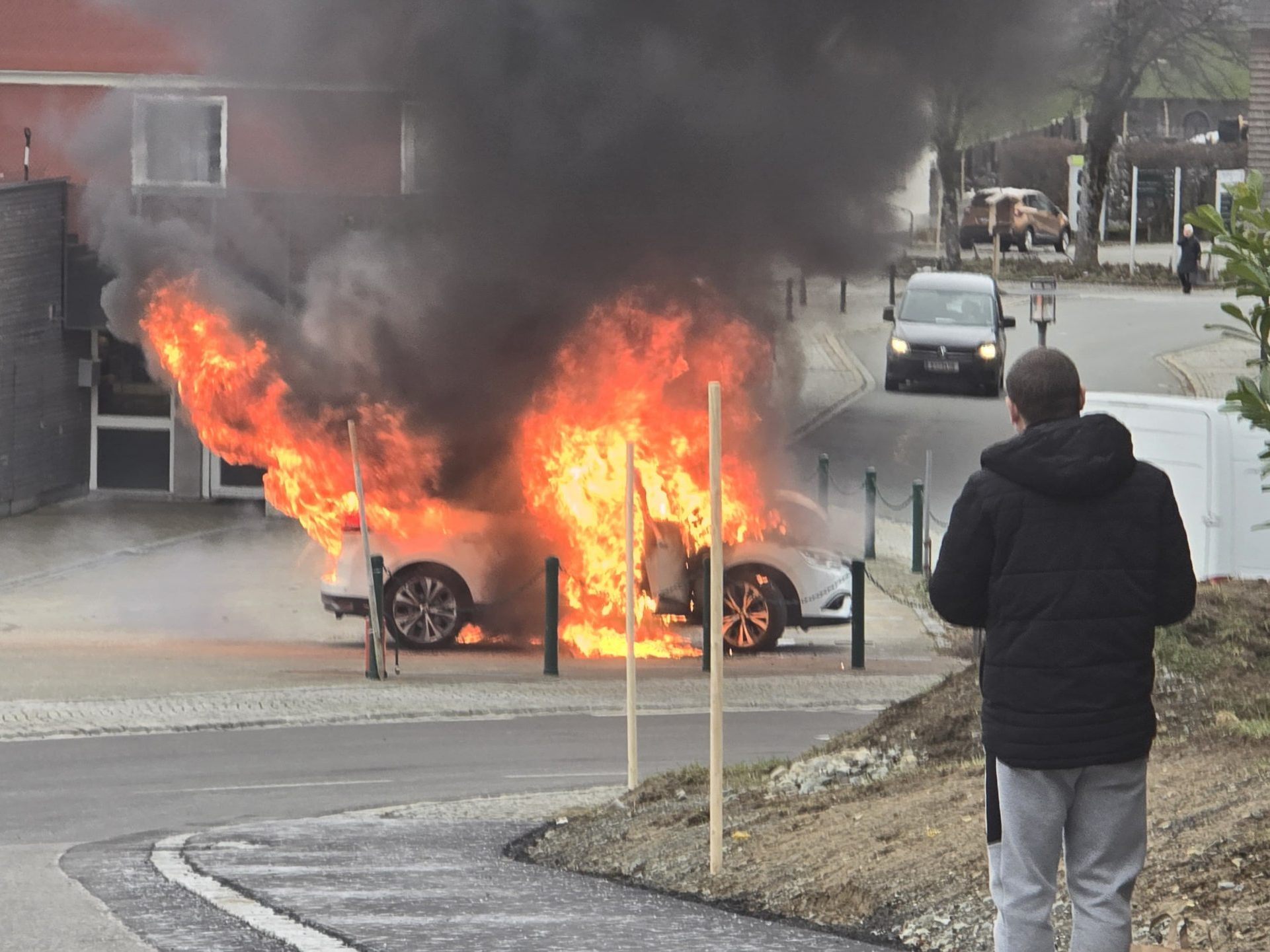 Fahrzeug brannte lichterloh Fahrzeug brannte lichterloh