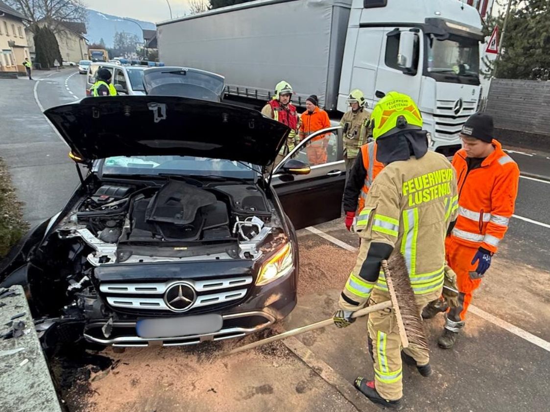 Mercedes nach Kolission mit Mauer schwer beschädigt.