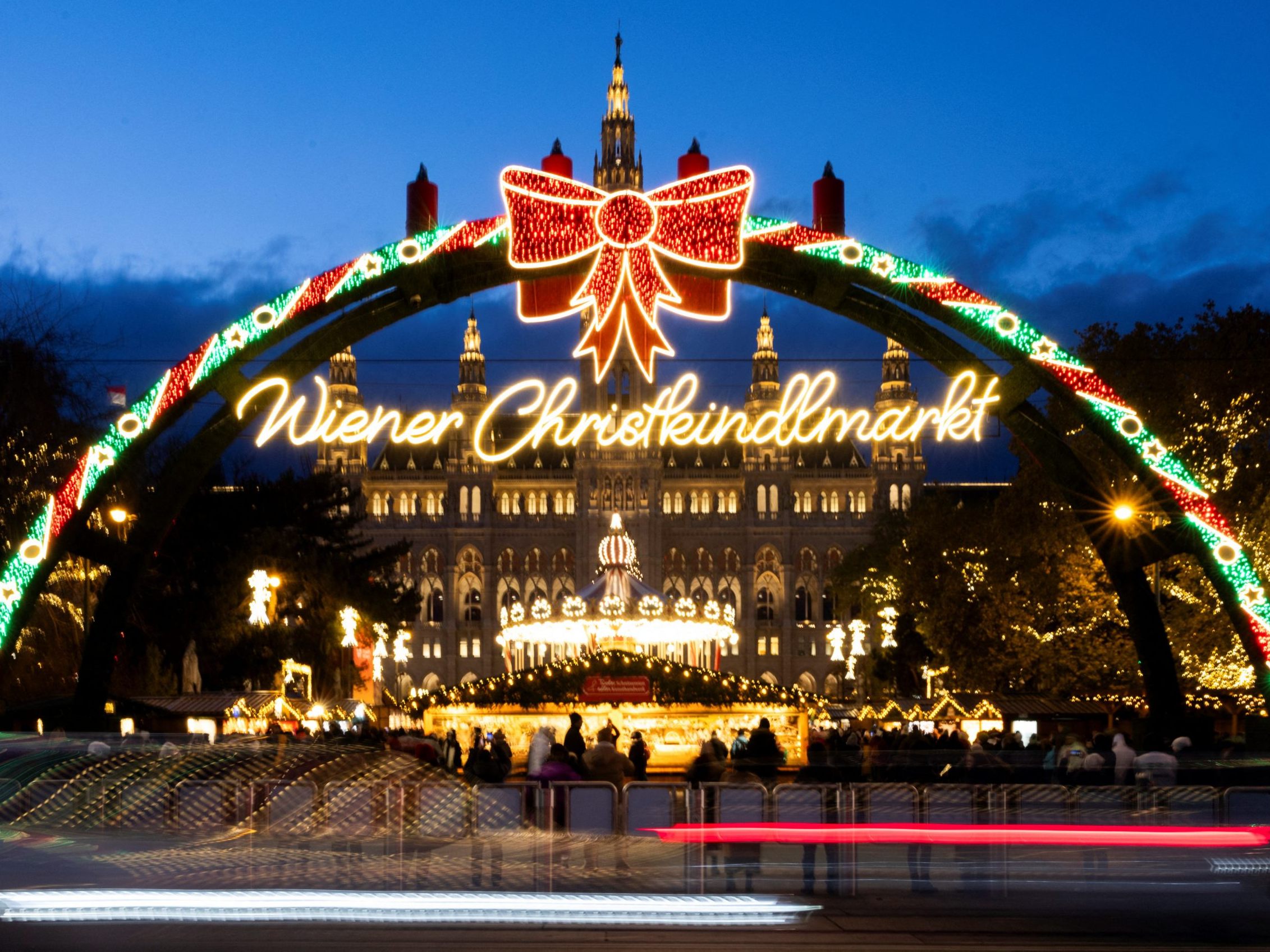 Der Christkindlmarkt am Wiener Rathausplatz ist bis 26. Dezember geöffnet. Der Christkindlmarkt am Wiener Rathausplatz ist bis 26. Dezember geöffnet.