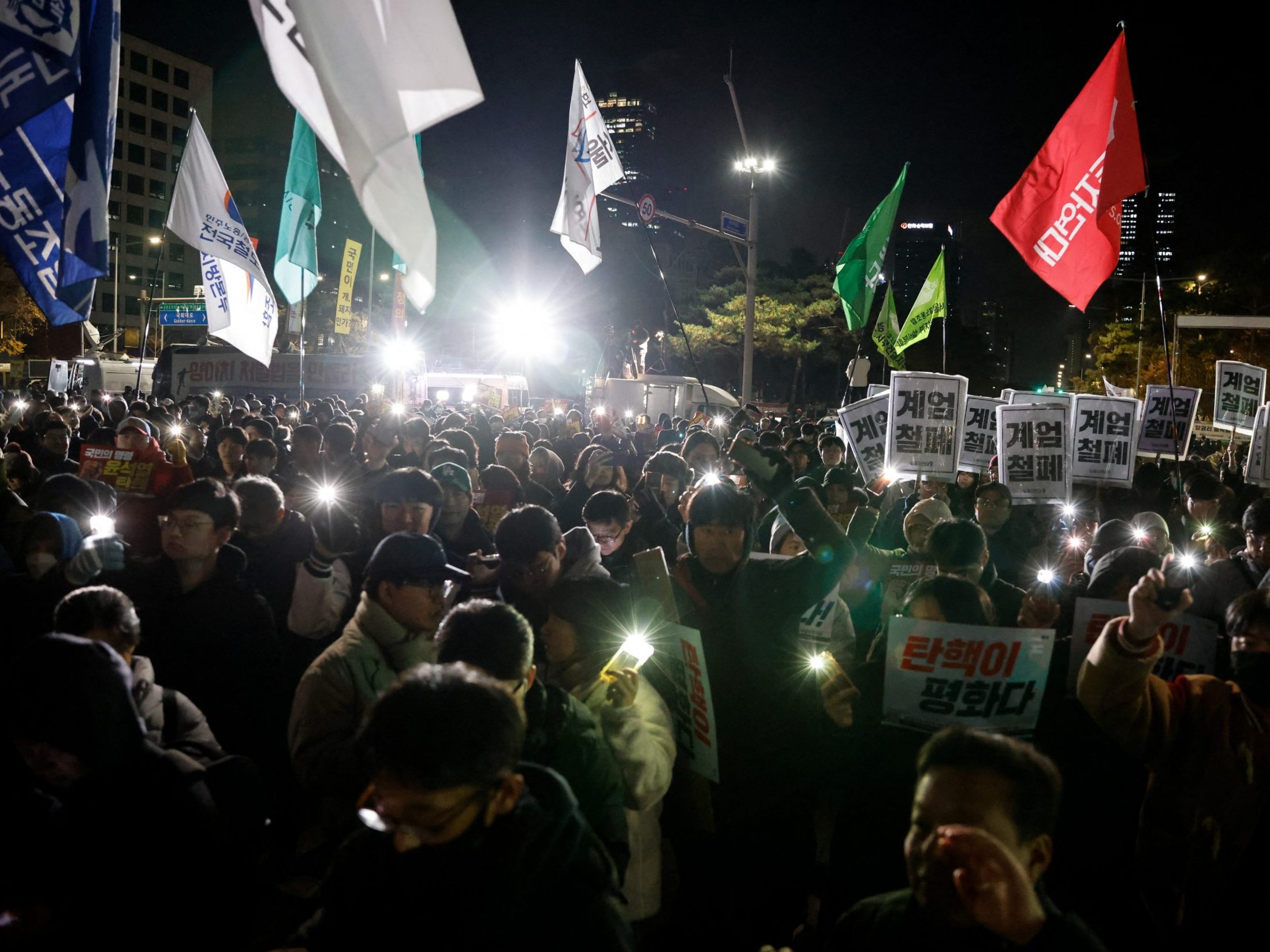 Menschen versammeln sich vor dem Parlamentsgebäude in Seoul. Menschen versammeln sich vor dem Parlamentsgebäude in Seoul.