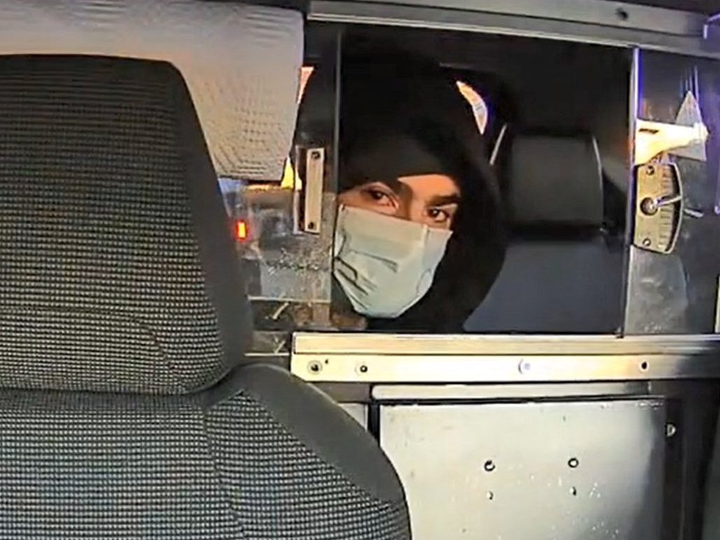 Ein Bild der Person, die im Zusammenhang mit den Ermittlungen zum Tod von Brian Thompson gesucht wurde. Die Aufnahme stammt aus einer Überwachungskamera eines Taxis. Ein Bild der Person, die im Zusammenhang mit den Ermittlungen zum Tod von Brian Thompson gesucht wurde. Die Aufnahme stammt aus einer Überwachungskamera eines Taxis.