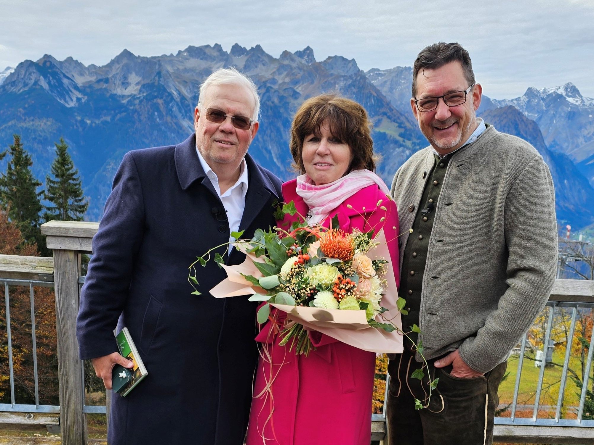 ORF Korrespondent und Journalist Christian Wehrschütz (li) hat in Begleitung seiner Gattin Elisabeth (mi), die Einladung von Andreas Seeburger (re) in die Fernsehgondel gerne angenommen und berichtet über sein privates und berufliches Leben. ORF Korrespondent und Journalist Christian Wehrschütz (li) hat in Begleitung seiner Gattin Elisabeth (mi), die Einladung von Andreas Seeburger (re) in die Fernsehgondel gerne angenommen und berichtet über sein privates und berufliches Leben.