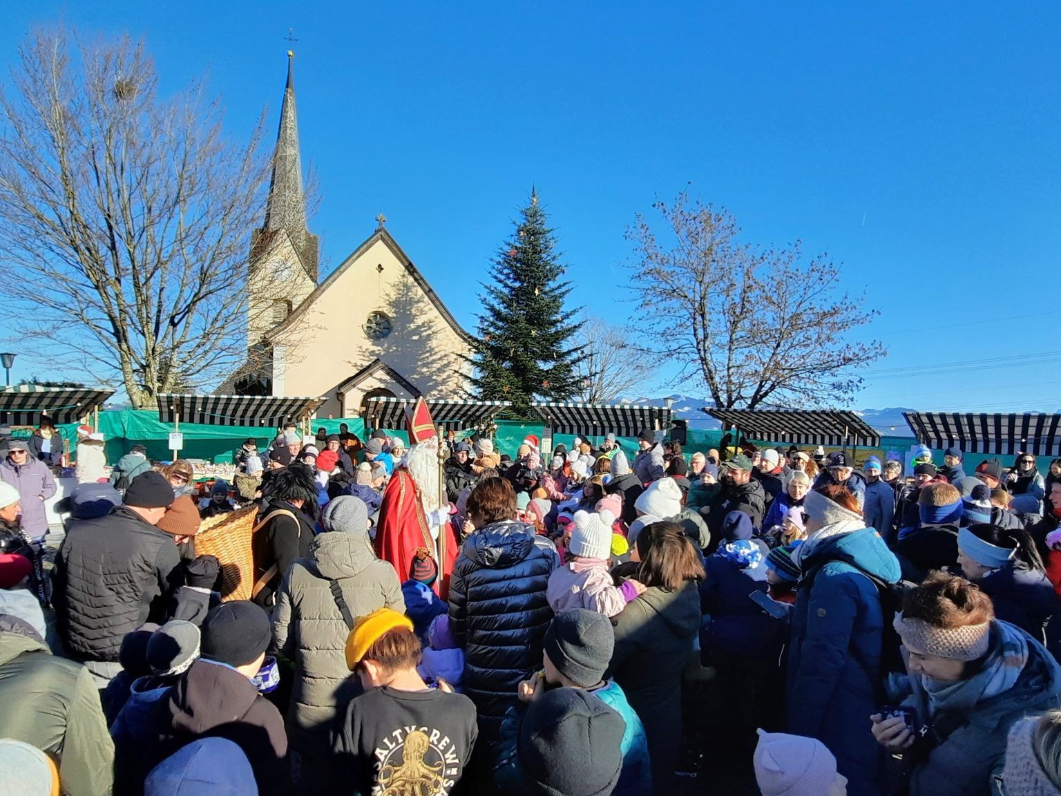 „Das Markttreiben in der kleinen Gemeinde ist wirklich beeindruckend“, resümierten viele Gäste beim Blick auf den Bucher Dorfplatz.
