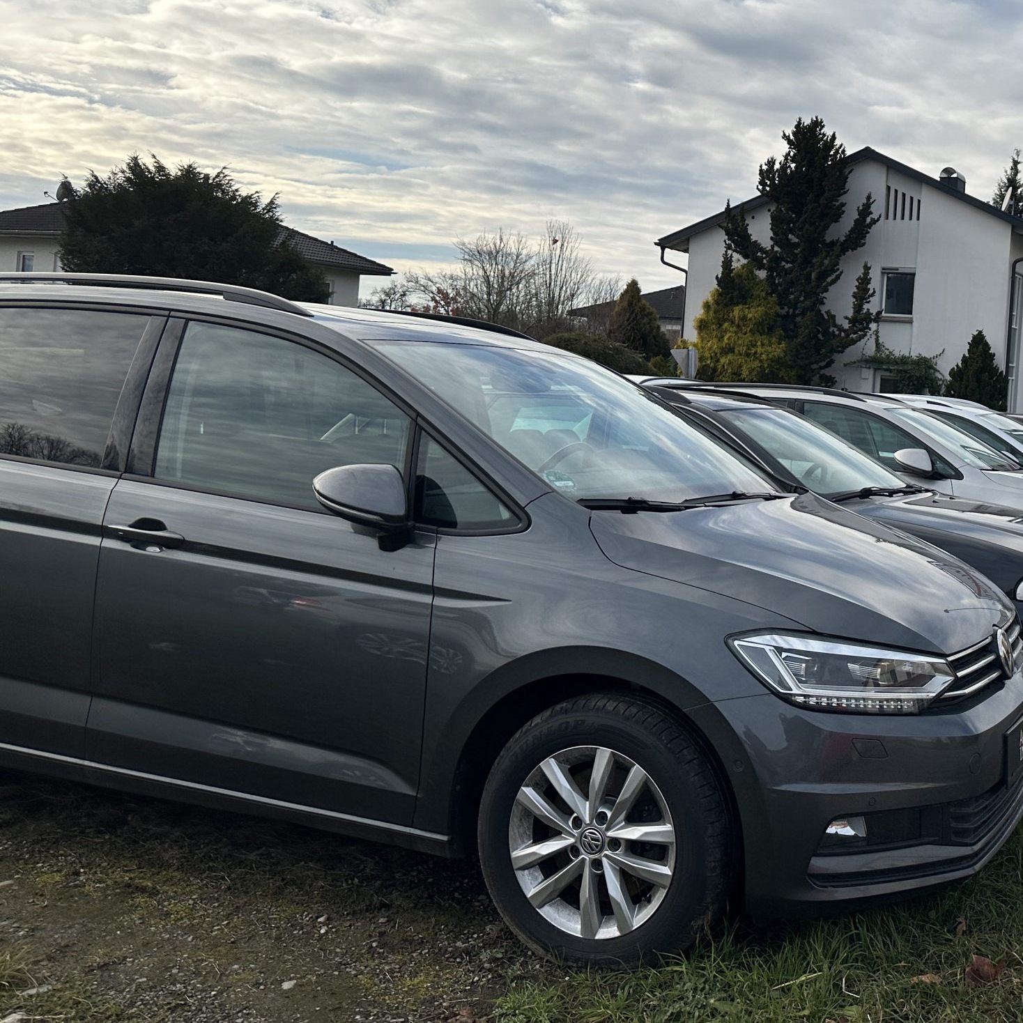 Auf Wolfurter Gemeindegebiet stehen Gebrauchtwagen, doch ein Autohaus gibt es keines.