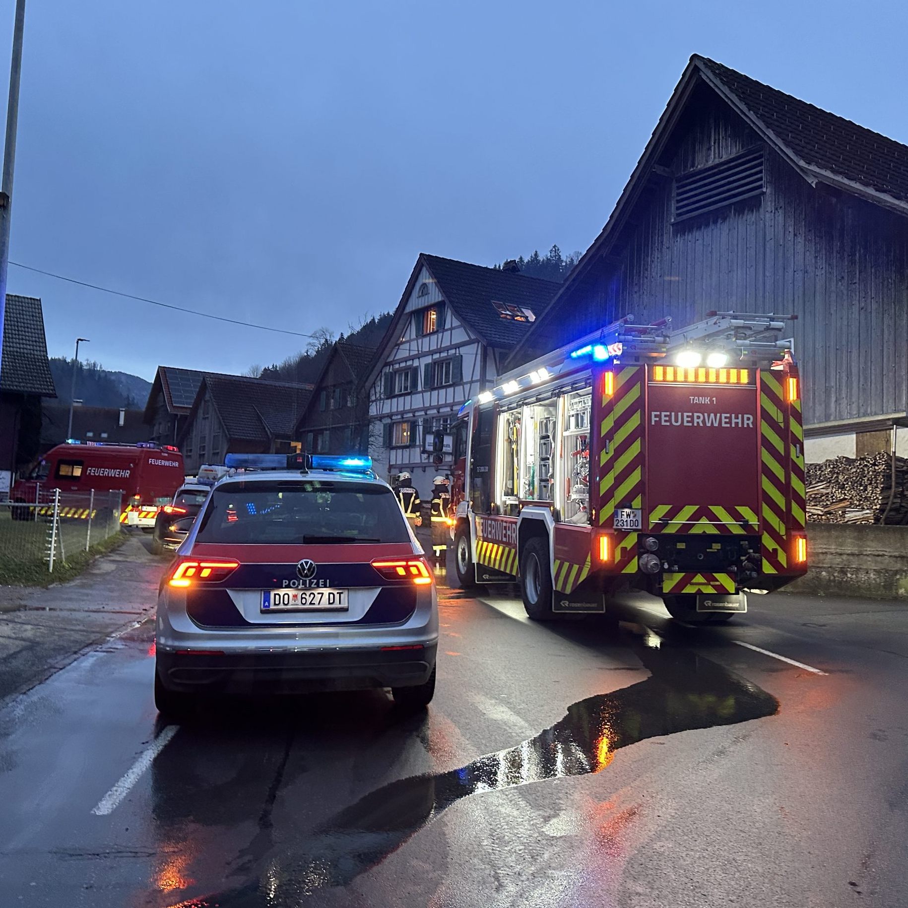 Die Feuerwehr war mit drei Fahrzeugen im Einsatz.