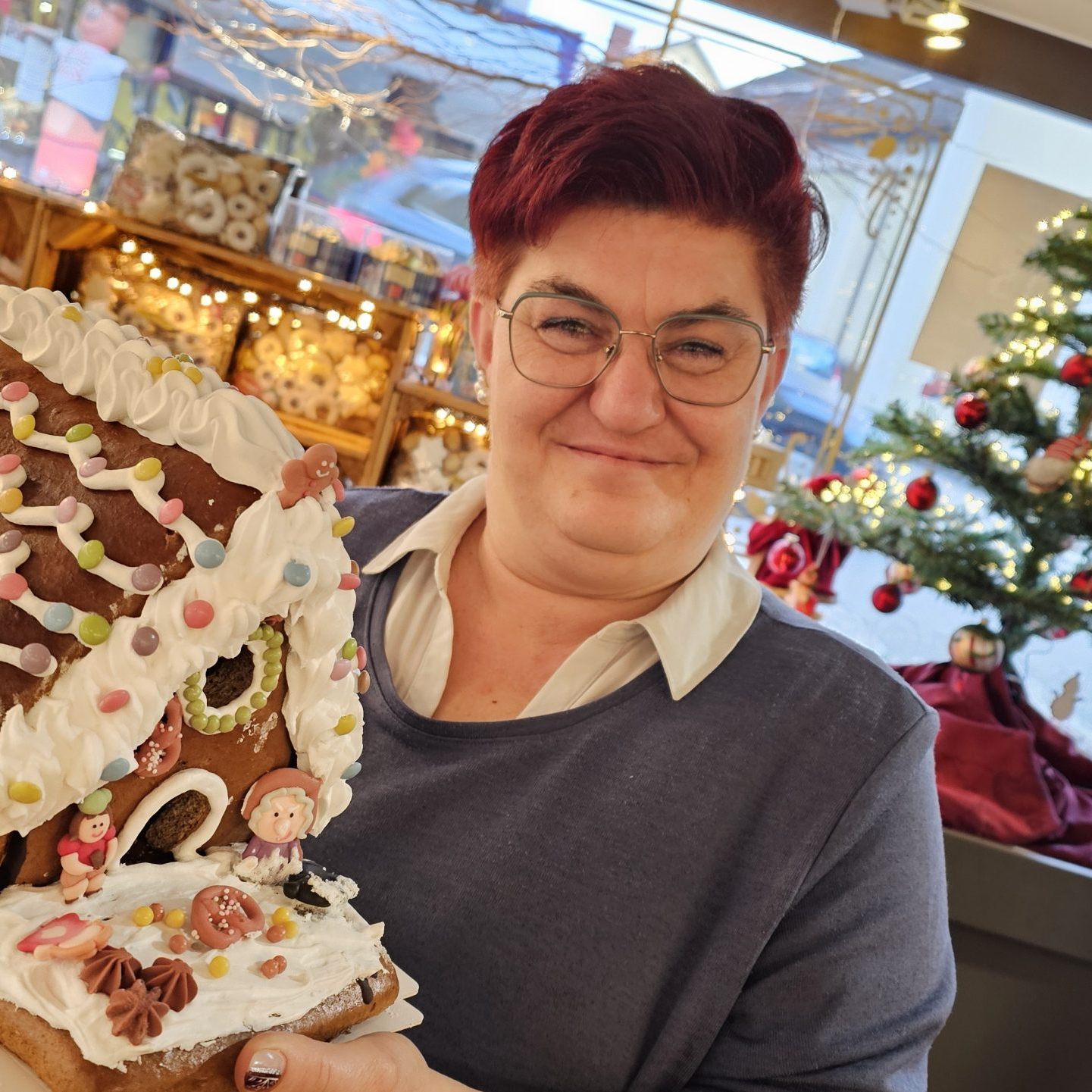 Dagmar Fijatkovski von der Konditorei Fenkart in Bludenz, durfte eines ihrer handgemachten Lebkuchenhäuser nach Japan liefern.