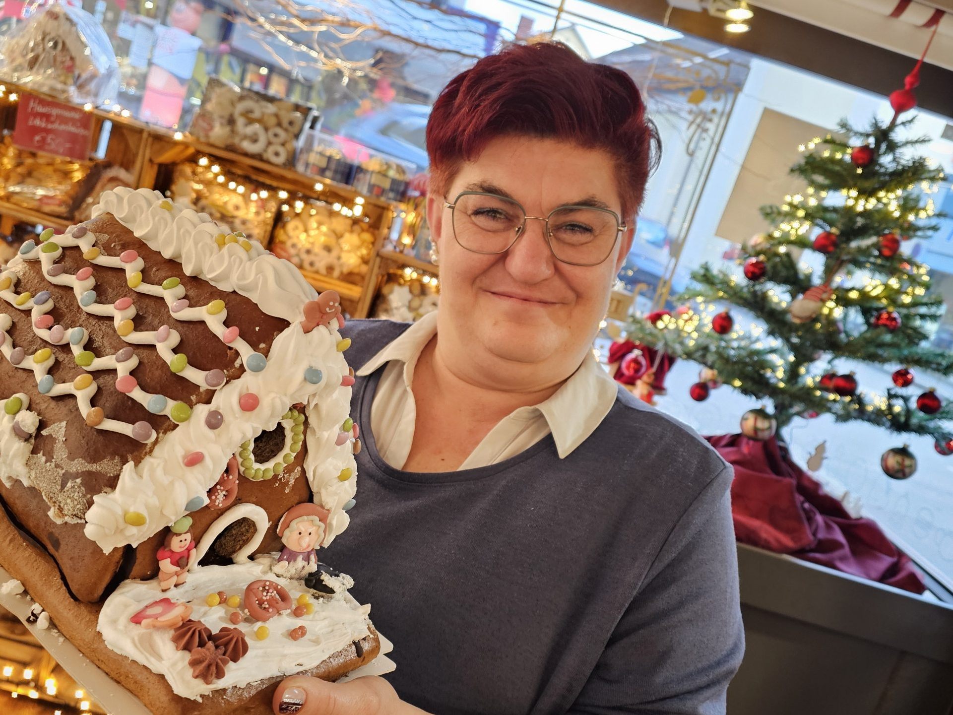 Dagmar Fijatkovski von der Konditorei Fenkart in Bludenz, durfte eines ihrer handgemachten Lebkuchenhäuser nach Japan liefern.